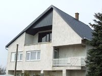 CSALÁDI HÁZ, PUSZTAHENCSE